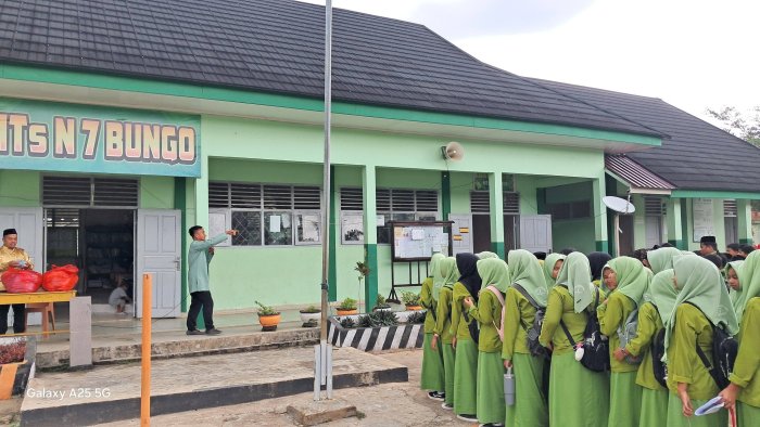 Tertib dan Penuh Antusias, Siswa MTsN 7 Bungo Terima Makan Bergizi Gratis Jelang Pulang