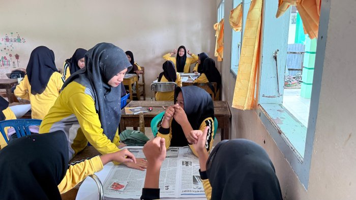 Siswa Kelas VIII A MTsN 7 Bungo Belajar Kreatif Menyusun Iklan dari Media Cetak