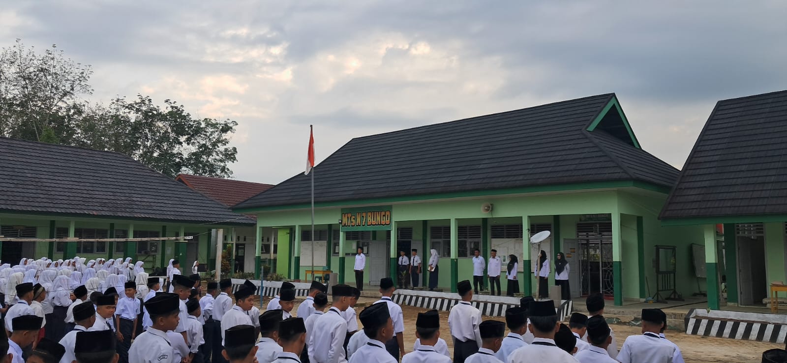 MTsN 7 Bungo Gelar Upacara Bendera Perdana Tahun Ajaran 2025/2026 dengan Khidmat dan Penuh Semangat