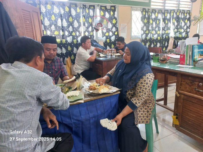 Pupuk Semangat Kebersamaan, MTsN 7 Bungo Gelar Makan Siang Bersama