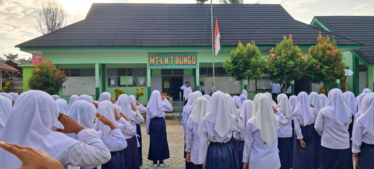Kepala MTsN 7 Bungo Tekankan Pentingnya Disiplin dan Semangat Berprestasi dalam Upacara Hari Senin