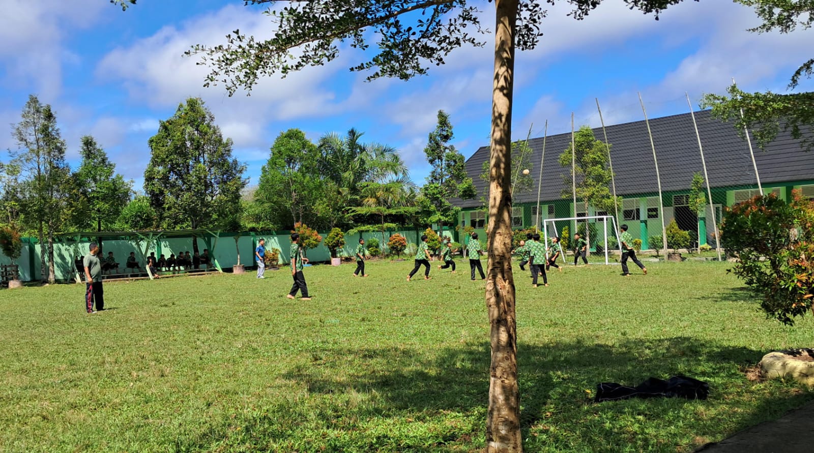 Isi Waktu Luang, Siswa MTsN 7 Bungo Main Sepak Bola saat Jam Istirahat