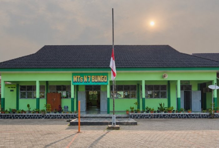 Setengah Tiang, Sarat Makna: MTsN 7 Bungo Kenang Perjalanan Sejarah Bangsa Jelang Hari Kesaktian Pancasila