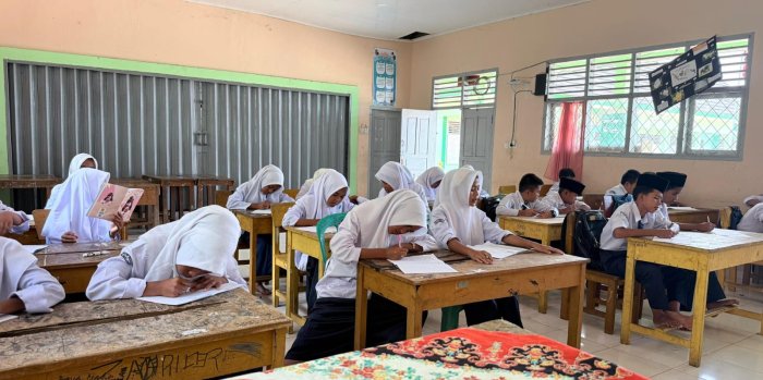 Siswa MTsN 7 Bungo Tetap Semangat Ikuti Asesmen hingga Jam Terakhir