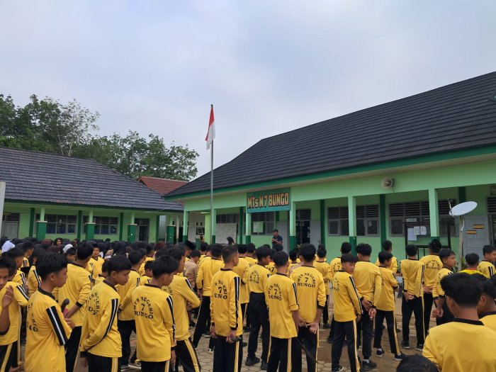 Kepala MTsN 7 Bungo Pimpin Apel Pagi Sebelum Kegiatan Bersih-Bersih Menyambut Asas Ganjil