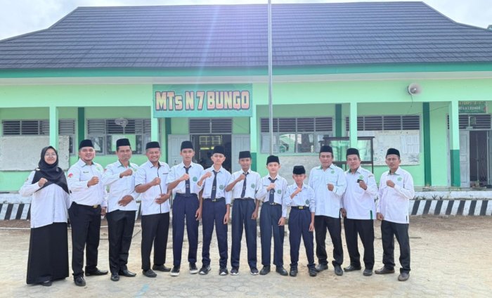 Kepala MTsN 7 Bungo Secara Resmi Lepas Siswa Peserta STQ Tingkat Kabupaten Bungo