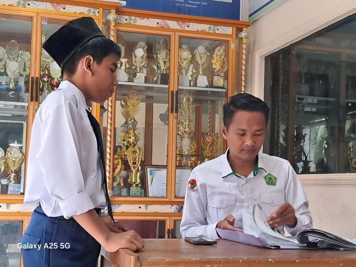 MTsN 7 Bungo Pastikan Akurasi Data Siswa: TU Lakukan Validasi Sinkronisasi EMIS-Dukcapil