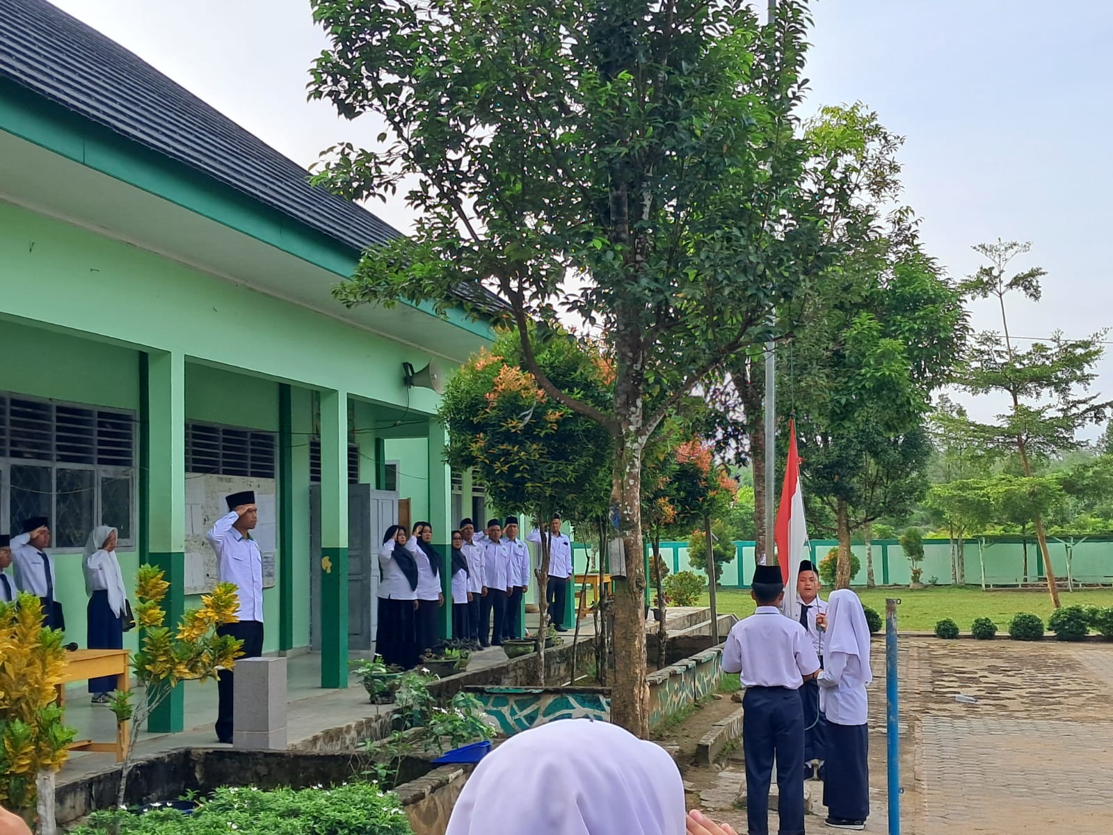 MTsN 7 Bungo Gelar Upacara Bendera: Pembina Tekankan Semangat belajar dan Persiapan Ujian Madrasah