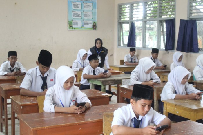 Hujan Tak Surutkan Semangat, Hari Kedua Ujian Madrasah MTsN 7 Bungo Berjalan Tertib dan Lancar