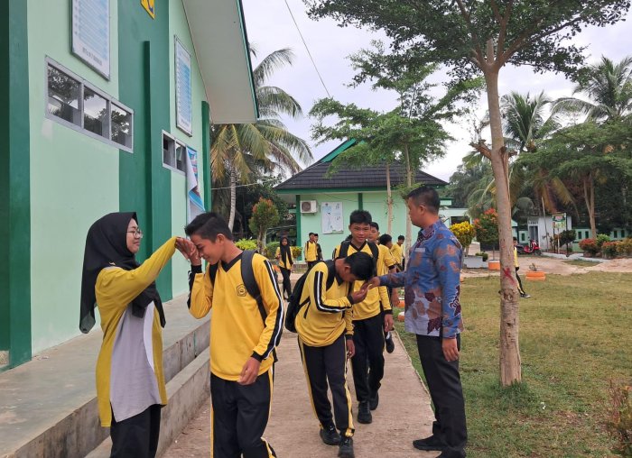 Kegiatan Penyambutan dan Salaman Pagi di MTsN 7 Bungo, Tumbuhkan Rasa Hormat dan Kedekatan