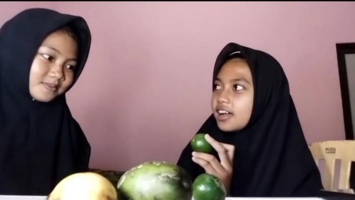 Kreatif dan Aktif! Siswa Kelas VII A MTsN 7 Bungo Laksanakan Project Video Bahasa Inggris