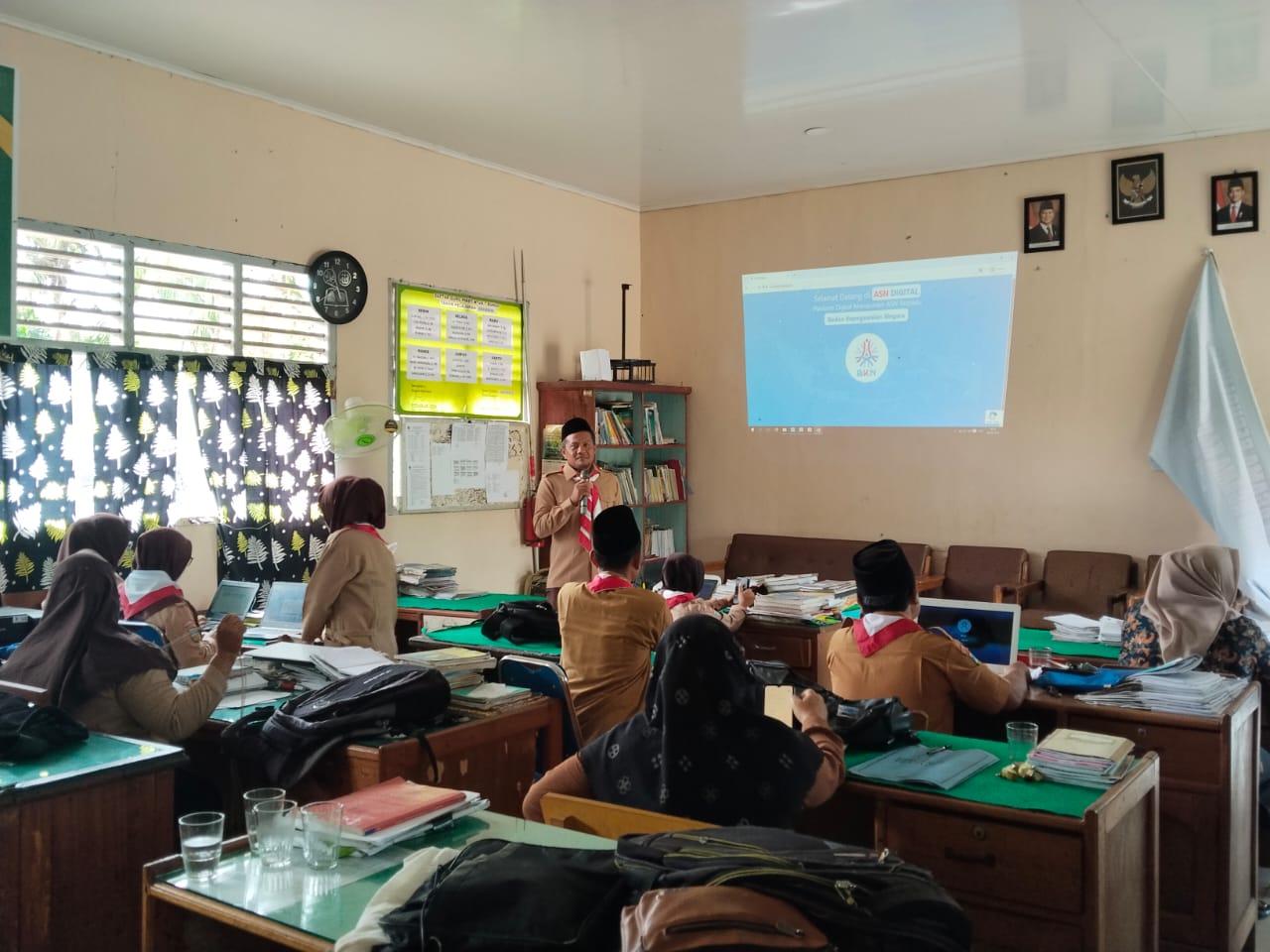 ASN MTsN 7 Bungo Ikuti Briefing dan Pengisian SKP Triwulan Kedua Usai Upacara Hari Pramuka