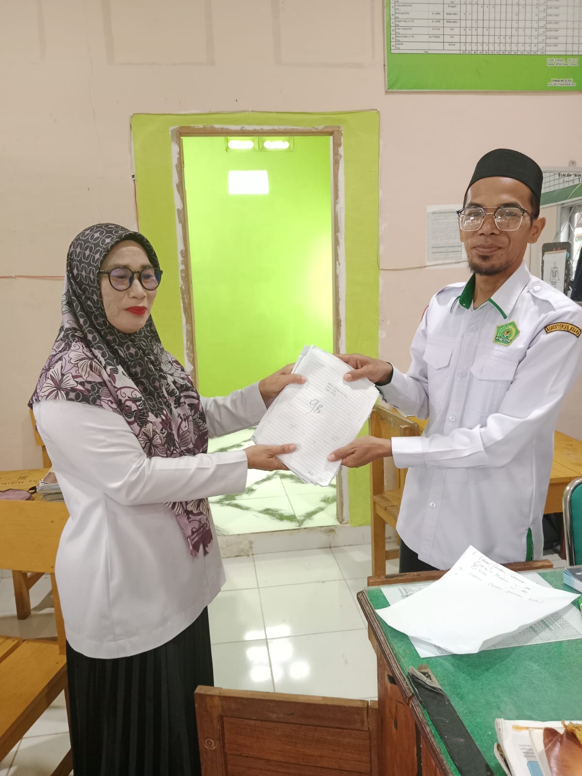Guru Mata Pelajaran Serahkan Nilai dan Hasil Ujian Madrasah kepada Panitia di MTs Negeri 7 Bungo