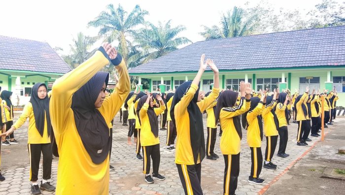 Energi Positif Mengawali Hari: Senam SKJ Kamis Pagi Jadi Budaya Sehat dan Perekat Kebersamaan di MTsN 7 Bungo