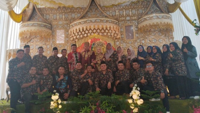 Suasana Kekeluargaan Warnai Kehadiran Guru MTsN 7 Bungo pada Acara Pernikahan Rekan Sejawat