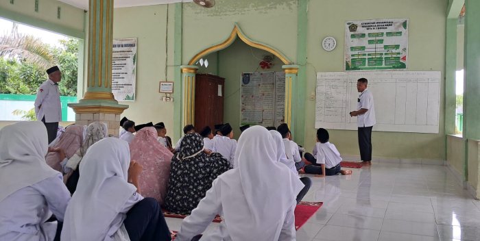 Kepala Madrasah Beri Arahan Usai Shalat Berjamaah, Tekankan Pentingnya Tanggung Jawab dan Disiplin Ibadah