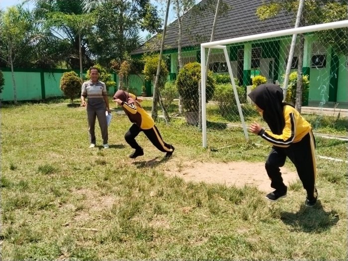 Siswa Kelas VII C MTsN 7 Bungo Antusias Ikuti Pembelajaran Lari Jarak Pendek di Lapangan Mini Soccer