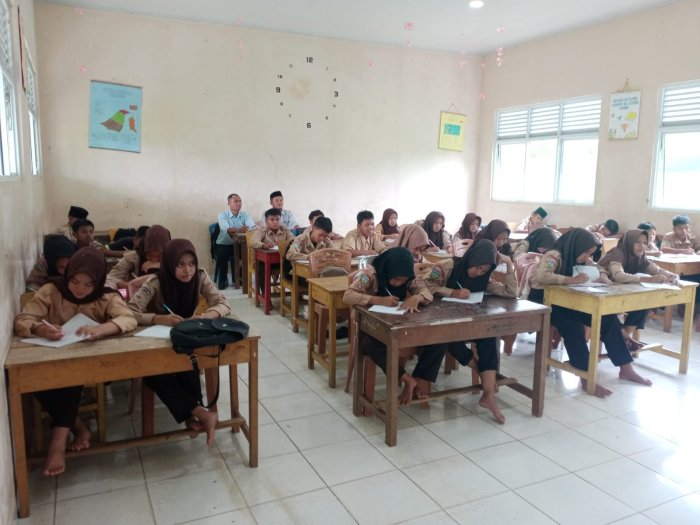 Kepala MTsN 7 Bungo Lakukan Supervisi Pembelajaran di Kelas