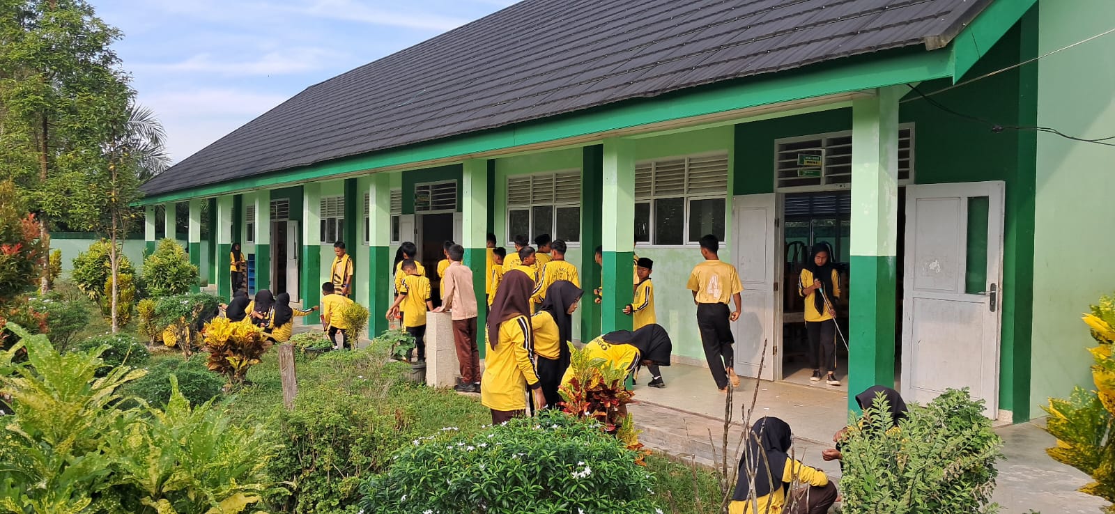 Seluruh Warga MTsN 7 Bungo Gelar Kerja Bakti Bersama untuk Ciptakan Lingkungan Madrasah yang Bersih dan Nyaman