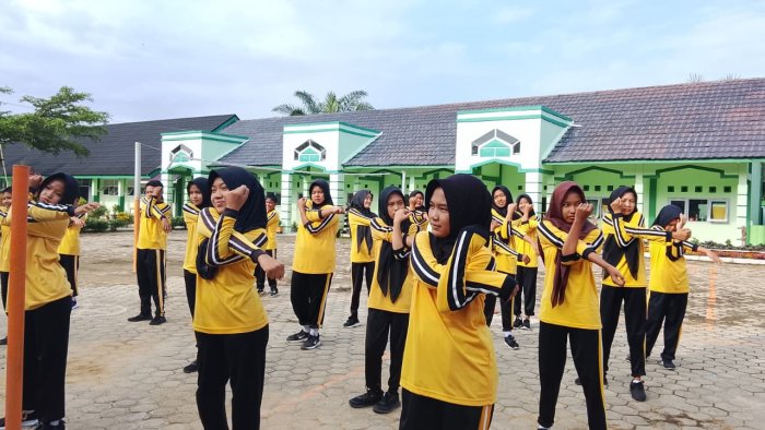 Kepala Madrasah Turun ke Lapangan, Pimpin Langsung Pembelajaran Lari Estafet di Kelas VIII C