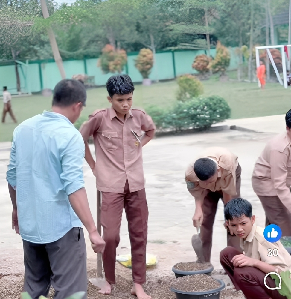 Kepala Madrasah Bersama Guru dan Siswa MTsN 7 Bungo Tanam Bunga di Halaman Madrasah sebagai Wujud Nyata Penerapan Ekotiologi