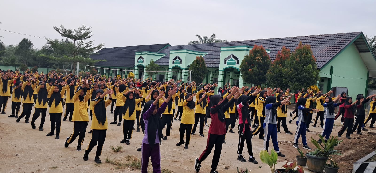 MTsN 7 Bungo Gelar Senam Anak Indonesia Hebat Meriahkan Hari Anak Nasional 2025