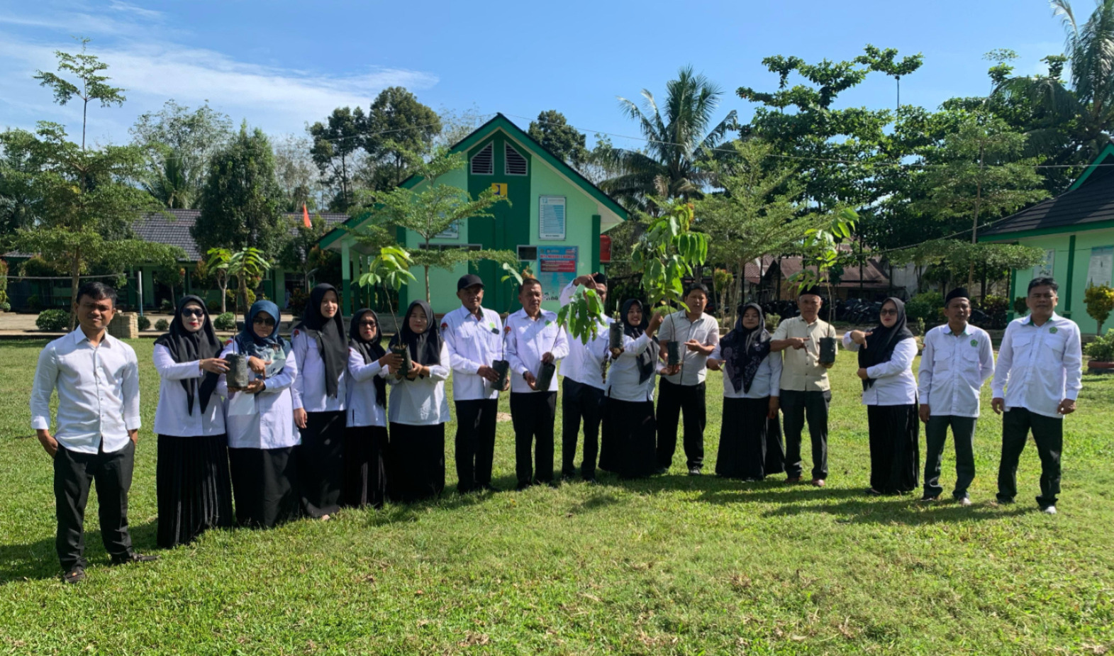 Sambut Hari Bumi, MTs Negeri 7 Bungo Gelar Penanaman Bibit Pohon Matoa