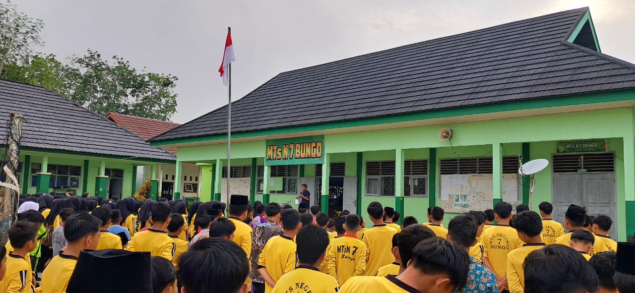 Kepala MTsN 7 Bungo Pimpin Apel Kedisiplinan dan Sosialisasi Tata Cara Perizinan Keluar Madrasah