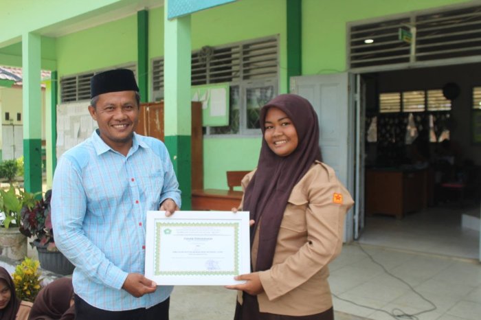 Sira Siswi VIII C MTsN 7 Bungo Raih Penghargaan Siswa Teraktif Tahun Ajaran 2025/2026