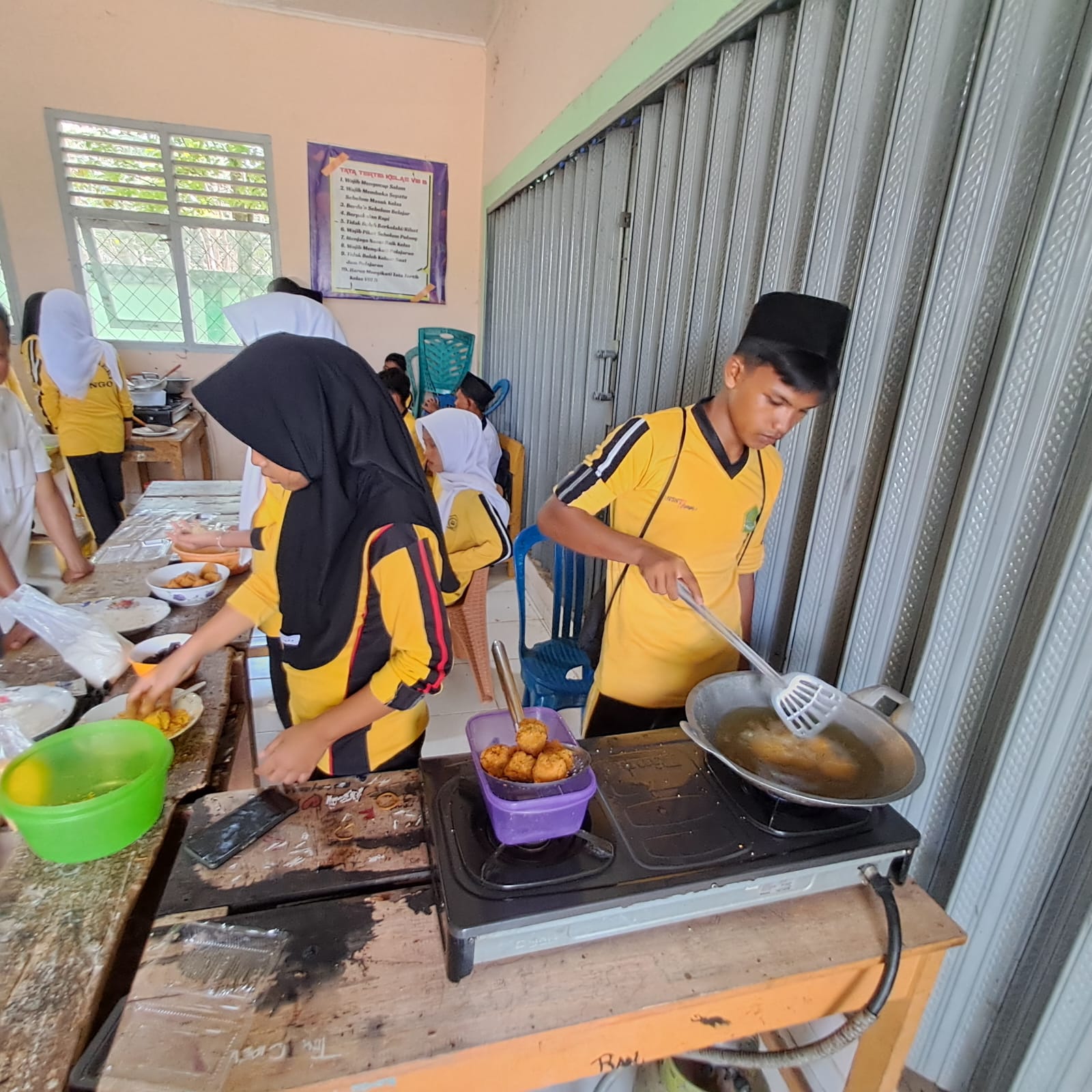 Siswa Kelas IX MTsN 7 Bungo Unjuk Kemampuan di Ujian Praktik Pengolahan Aneka Kue pada Ujian Madrasah