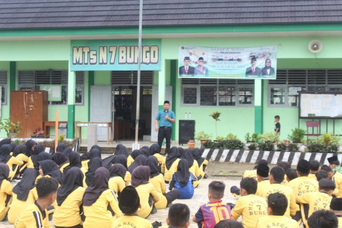 Siswa MTsN 7 Bungo Terima Arahan dan Motivasi Usai Pelaksanaan SKJ Siswa MTsN 7 Bungo Terima Arahan dan Motivasi Usai Pelaksanaan SKJ