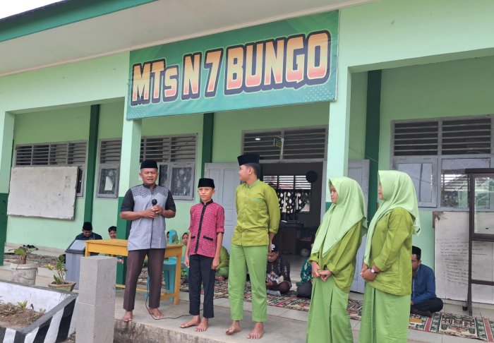 Kepala MTsN 7 Bungo Gelar Kuis Edukatif Usai Yasinan Bersama, Dorong Siswa Aktif Akses Website Madrasah