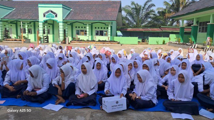 Infaq Ramadhan Jadi Pembiasaan Berbagi, Siswa MTsN 7 Bungo Antusias Sisihkan Uang Saku untuk Sedekah