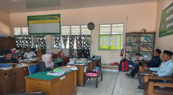 Suasana Rapat di Ruang Guru MTsN 7 Bungo: Kepala Madrasah Tekankan Persiapan Hari Pahlawan, ASAS, dan PKKM