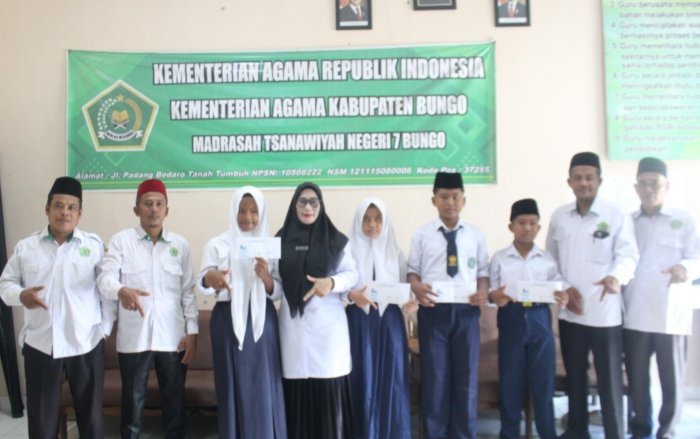MTsN 7 Bungo Salurkan Santunan kepada Siswa Yatim Piatu dalam Rangka Peaceful Muharram 1448 H MTsN 7 Bungo Salurkan Santunan kepada Siswa Yatim Piatu dalam Rangka Peaceful Muharram 1448 H