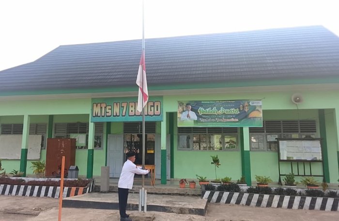 MTsN 7 Bungo Kibarkan Bendera Setengah Tiang, Berkabung atas Wafatnya Wakil Presiden ke-6 RI