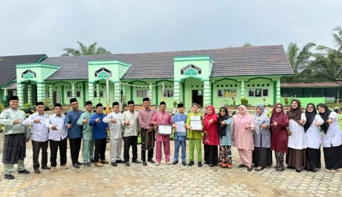 Prestasi Membanggakan di Hari HAB Kemenag ke-80, Kepala MTsN 7 Bungo Serahkan Piagam Penghargaan