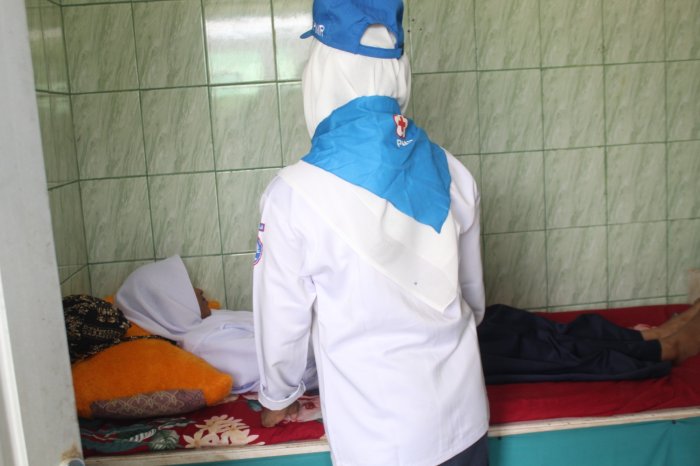 Sigap dan Terlatih, Anggota PMR MTsN 7 Bungo Berhasil Tangani Siswi yang Mendadak Lemas di Madrasah Sigap dan Terlatih, Anggota PMR MTsN 7 Bungo Berhasil Tangani Siswi yang Mendadak Lemas di Madrasah
