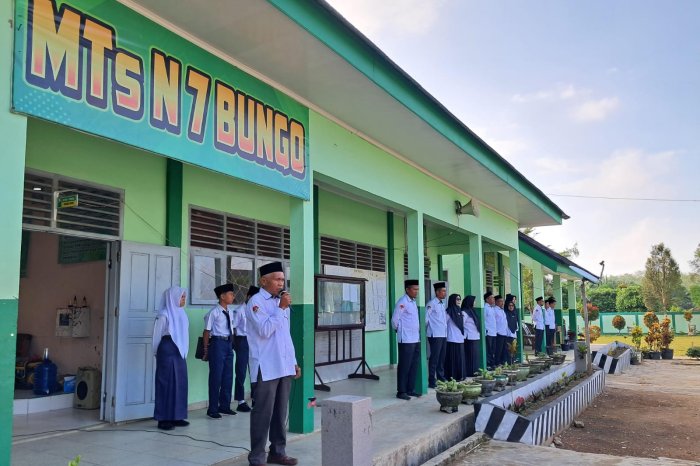 Upacara Bendera MTsN 7 Bungo Berlangsung Khidmat, Bapak Muhammad Yusuf Beri Apresiasi dan Pesan Edukatif
