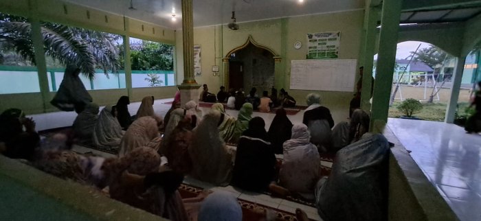 Pelaksanaan Salat Magrib Berjamaah Warnai Kegiatan Persami MTsN 7 Bungo