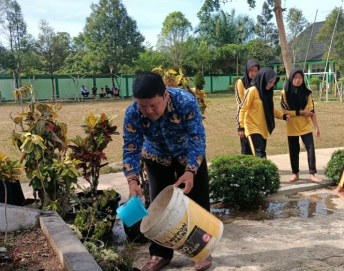 Bapak Habibi Bersama Siswa Tunjukkan Kepedulian Lingkungan Melalui Aksi Bersih dan Perawatan Tanaman di MTsN 7 Bungo