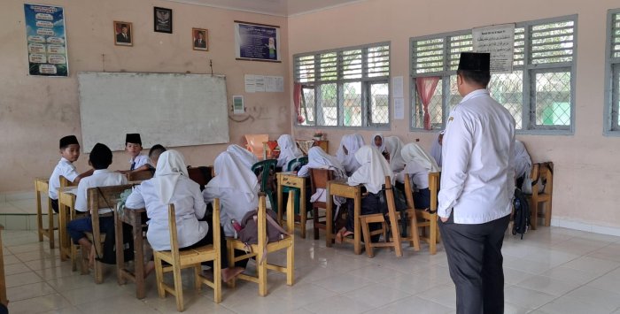 Guru Piket Berperan Aktif Jaga Kelancaran Proses Pembelajaran di MTsN 7 Bungo