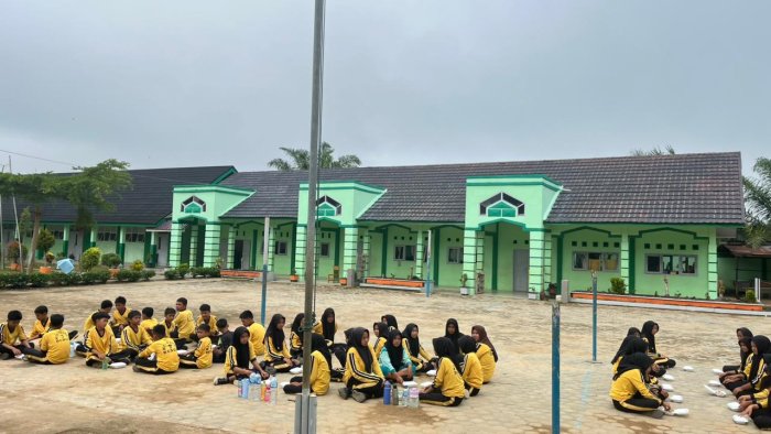 Sarapan Pagi Bersama Warnai Kekompakan Peserta Persami MTsN 7 Bungo