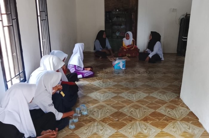 Keluarga Besar MTsN 7 Bungo Tunjukkan Kepedulian dengan Mengunjungi Siswa yang Sakit