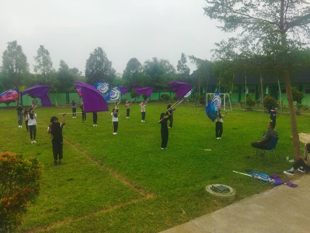 Manfaatkan Waktu Libur, Tim Marching Band Bahana Syahdu MTsN 7 Bungo Giat Berlatih