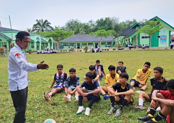 Tim Futsal MTsN 7 Bungo Siap Tampil Agresif: Bapak Apriyadi Tekankan Mental dan Fisik Prima