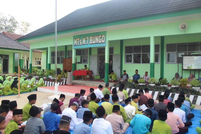 Semarak Jumat Berkah, MTsN 7 Bungo Istiqamah Laksanakan Pembiasaan Membaca Surah Yasin Semarak Jumat Berkah, MTsN 7 Bungo Istiqamah Laksanakan Pembiasaan Membaca Surah Yasin