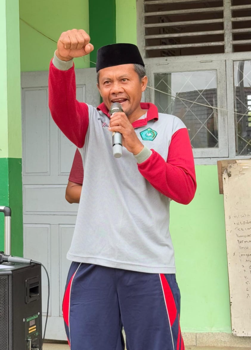 Kepala MTsN 7 Bungo Pimpin Apel Pagi dan Resmi Membuka Perlombaan HUT ke-80 RI