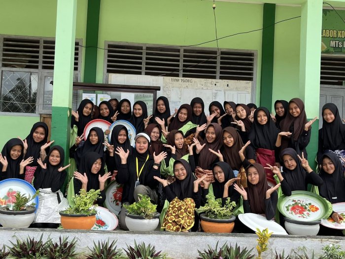 Siswi MTsN 7 Bungo Siap Meriahkan Hari Guru Nasional 2025 Dengan Pagelaran Seni Tari Massa