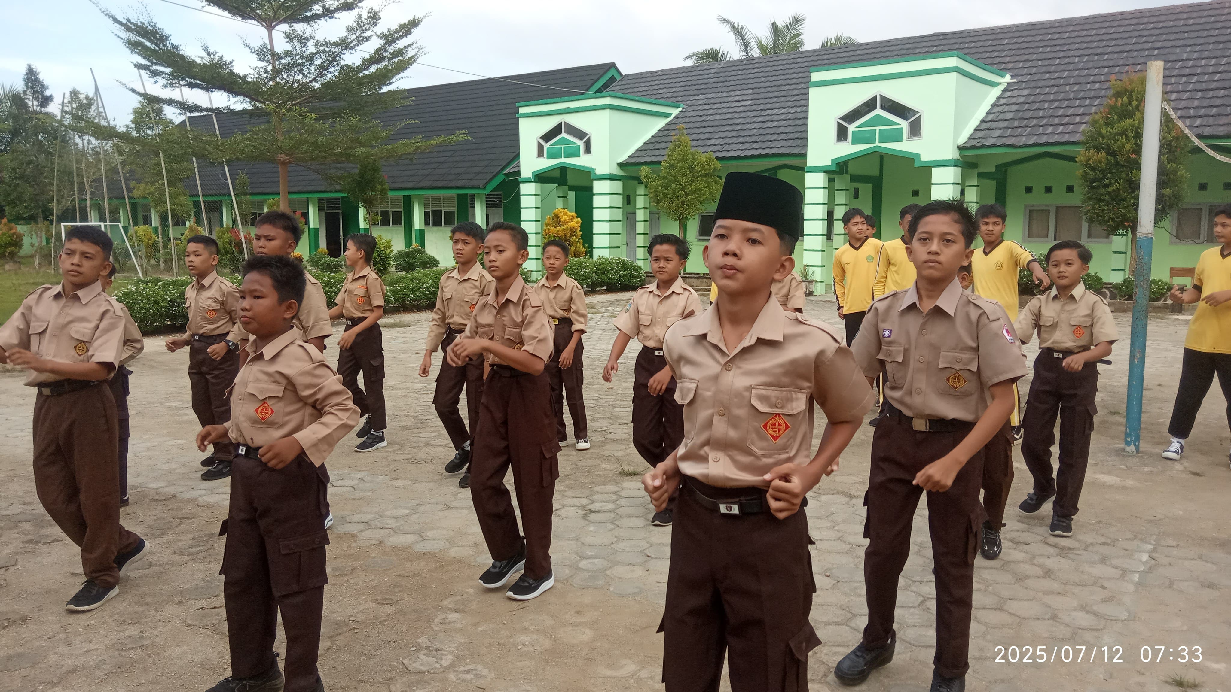 Untuk Meningkatkan Kebugaran Tubuh, Peserta Matsama MTsN 7 Bungo Adakan Senam Kebugaran Jasmani